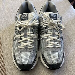 Nike Vomero 5 White and Gray Running Shoes- Size 8.5/Youth 7